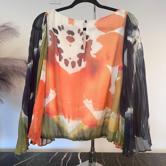 alice + olivia Beautiful Flow Top - Picture 2 of 4